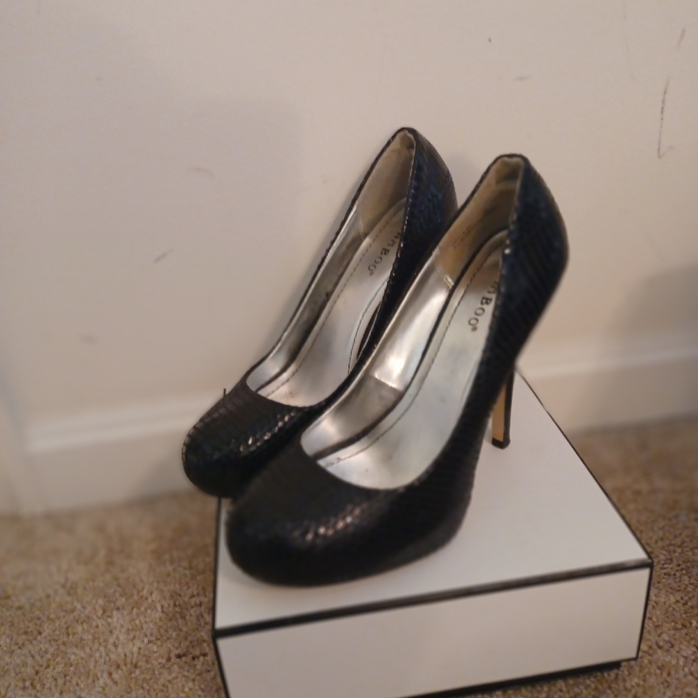 Womens black pumps